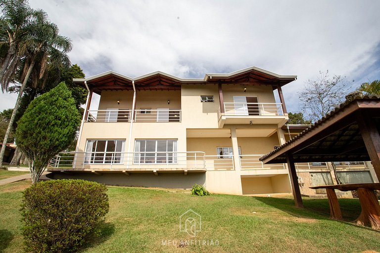 Rustic suite w/ sofa and TV in Serra da Cantareira