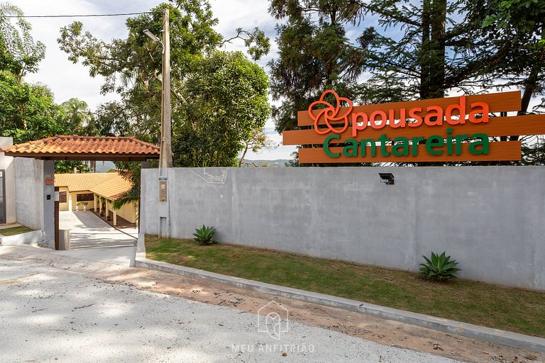 Rustic suite w/ sofa and TV in Serra da Cantareira