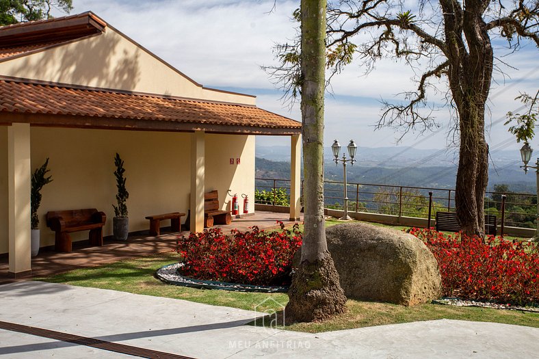 Rustic suite w/ sofa and TV in Serra da Cantareira