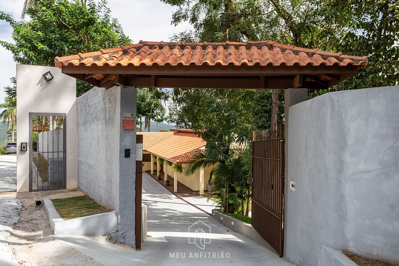 Rustic suite w/ sofa and TV in Serra da Cantareira