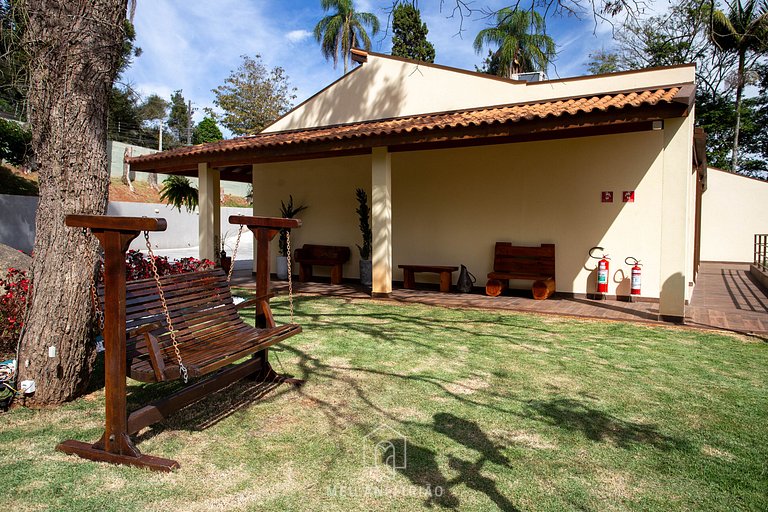 Rustic suite w/ sofa and TV in Serra da Cantareira