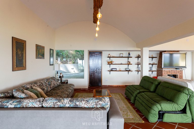 Rustic suite w/ sofa and TV in Serra da Cantareira