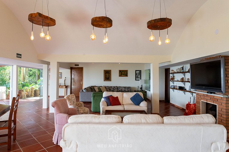 Rustic suite w/ sofa and TV in Serra da Cantareira