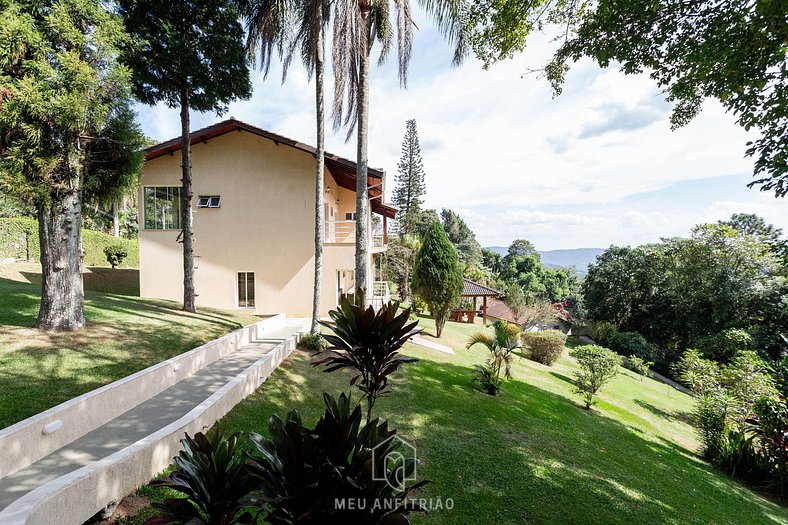 Rustic suite w/ sofa and TV in Serra da Cantareira