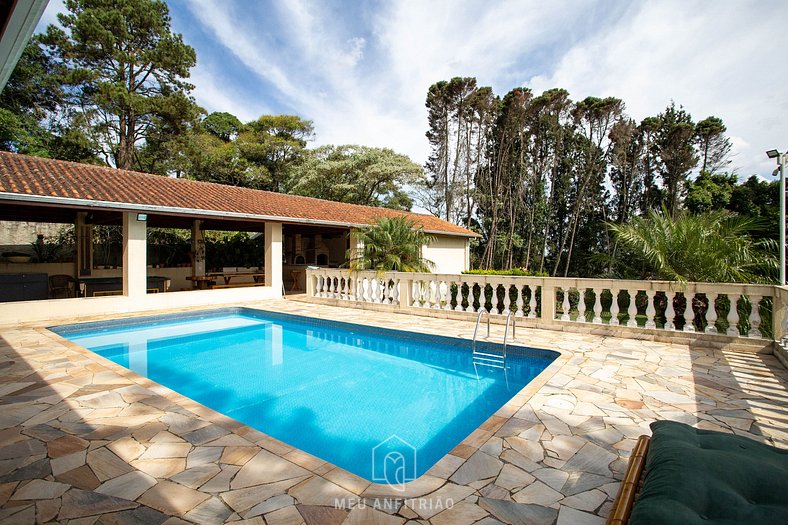 Rustic suite w/ sofa and TV in Serra da Cantareira