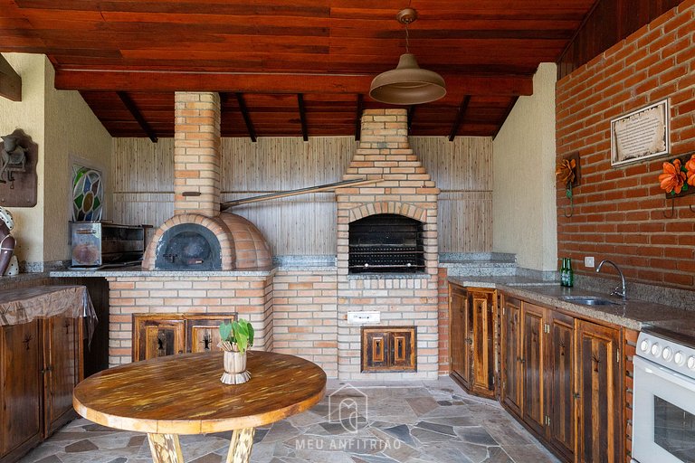 Rustic suite w/ sofa and TV in Serra da Cantareira