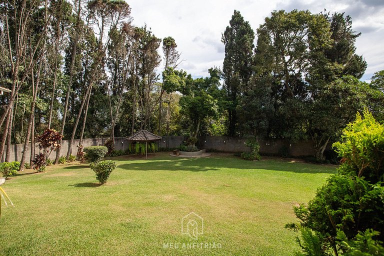 Rustic suite w/ sofa and TV in Serra da Cantareira