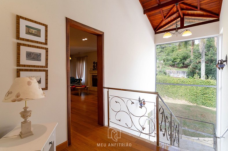 Rustic suite w/ sofa and TV in Serra da Cantareira