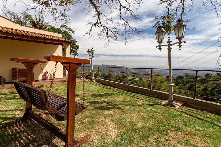 Rustic suite w/ sofa and TV in Serra da Cantareira