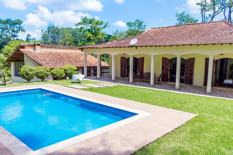 Sítio com piscina, churrasqueira e área arborizada