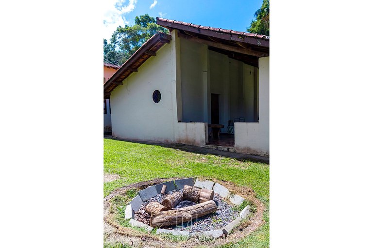 Sítio com piscina, churrasqueira e área arborizada