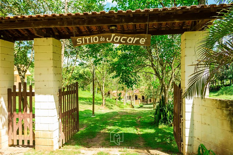 Sítio com piscina, churrasqueira e área arborizada