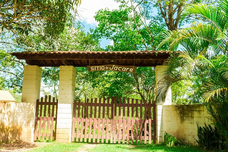 Sítio com piscina, churrasqueira e área arborizada