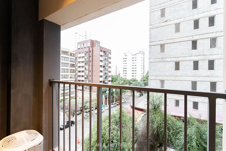 Sofá, TV e mesa de trabalho perto do shopping