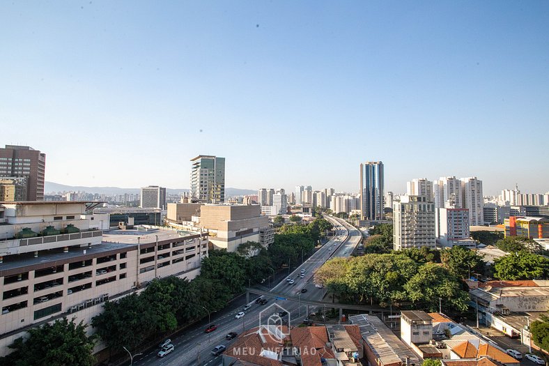 Studio com ar-condicionado e TV ao lado do Allianz