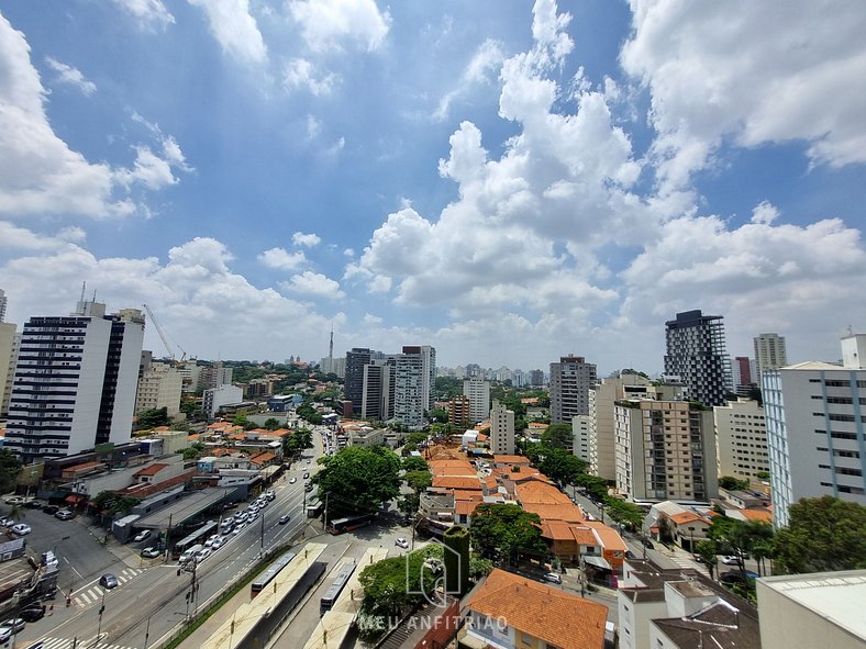 Studio com ar-condicionado em frente ao metrô