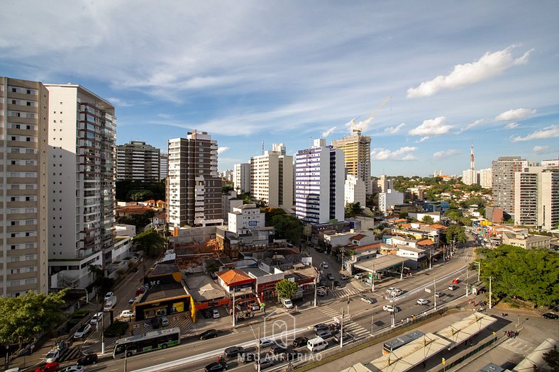 Studio com ar-condicionado em frente ao metrô