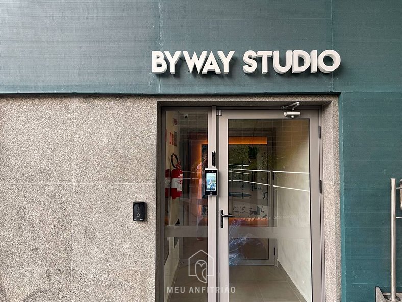 Studio com ar-condicionado em frente ao metrô