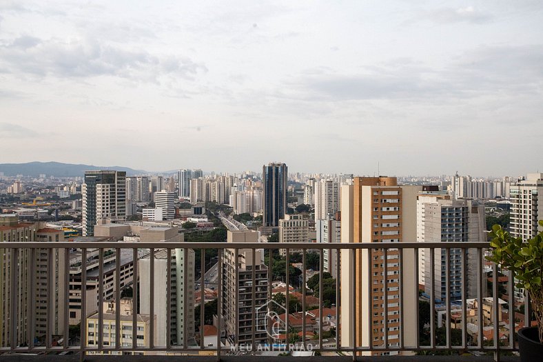 Studio com chuveiro a gás e TV ao lado do Allianz