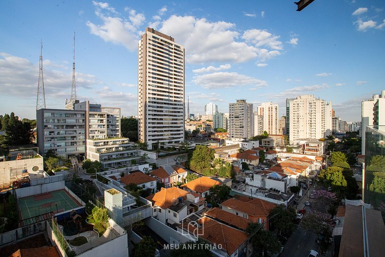 Studio com mezanino e TV Smart na Rua Oscar Freire