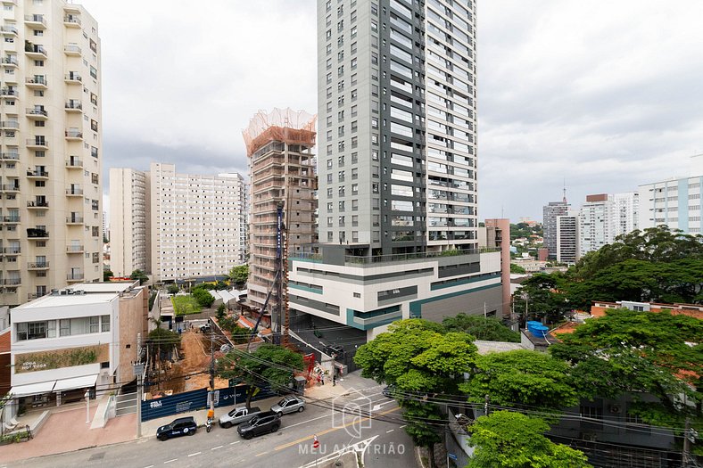 Studio com TV Smart ao lado do metrô Vila Madalena