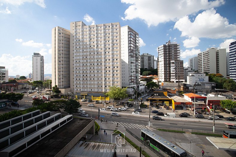 Studio com varanda ao lado do metrô Vila Madalena