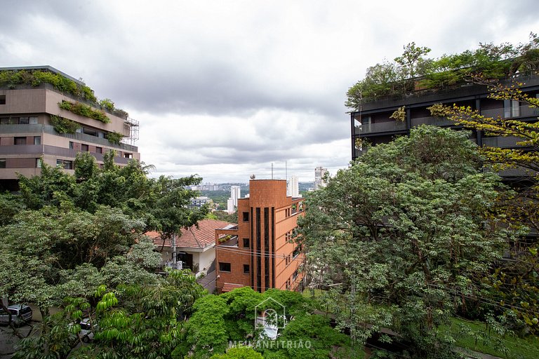 Studio com varanda e sofá em frente ao metrô