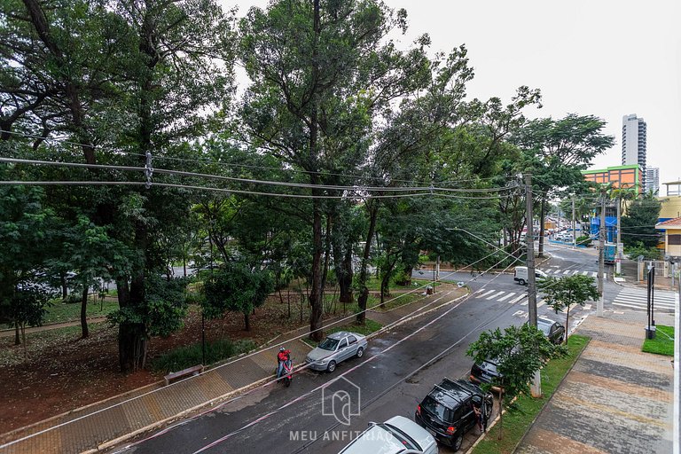 Studio com vista arborizada e lazer em Campo Belo