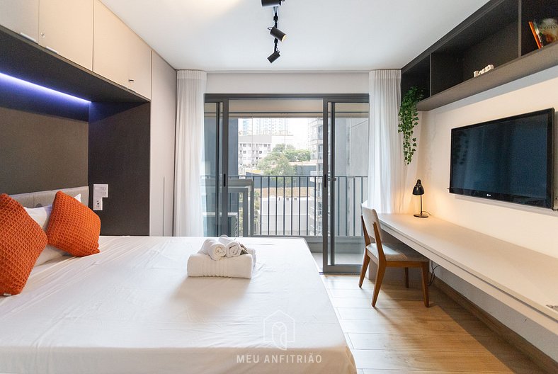 Studio with balcony next to Vila Madalena subway