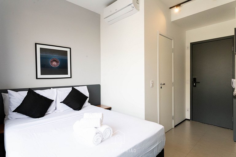 Studio with gas shower and TV next to Allianz