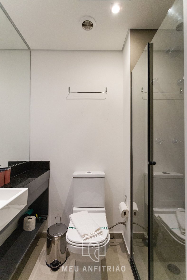 Studio with gas shower and TV next to Allianz