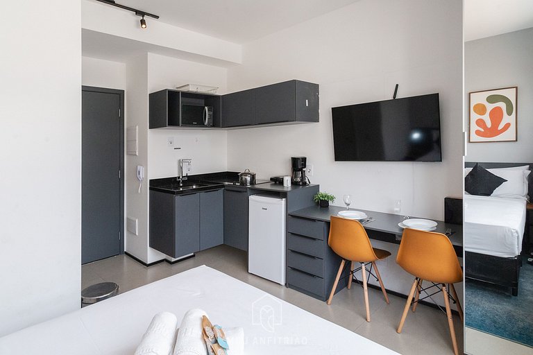 Studio with gas shower and TV next to Allianz