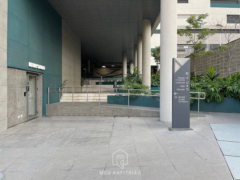 Studio with vertical garden in front of the subway