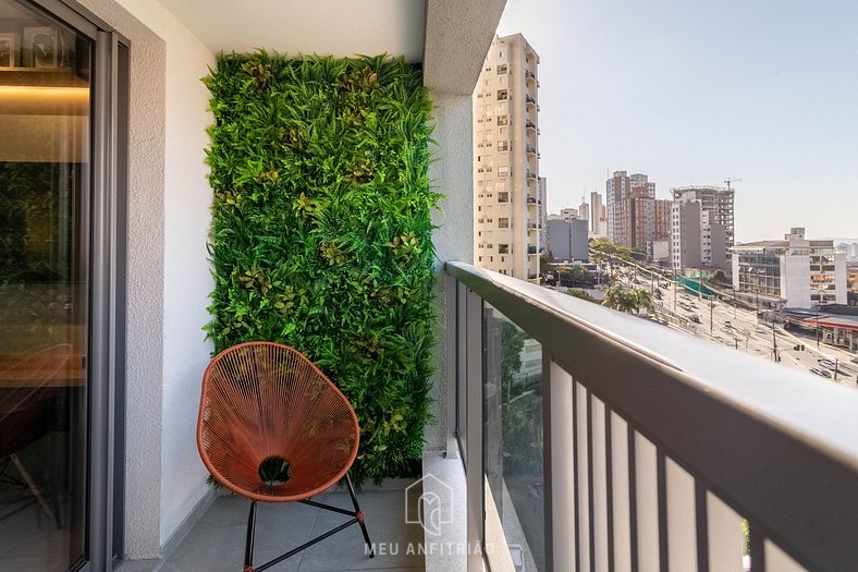 Studio with vertical garden in front of the subway