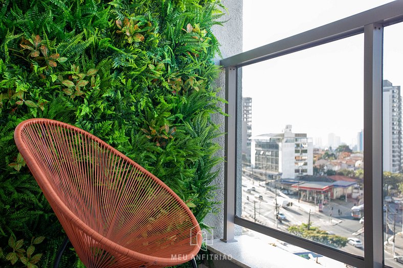 Studio with vertical garden in front of the subway