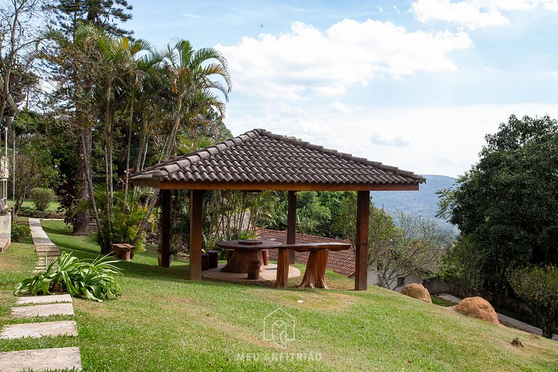 Suíte com chuveiro a gás e vista para a serra