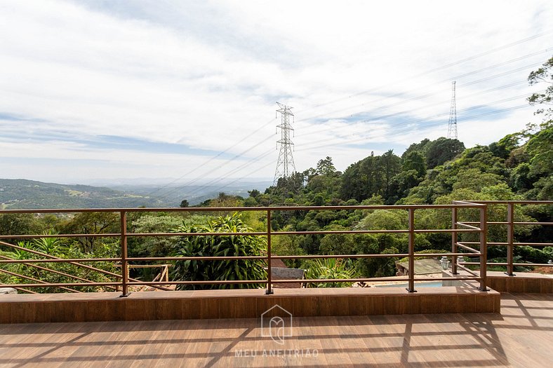 Suíte com chuveiro a gás e vista para a serra