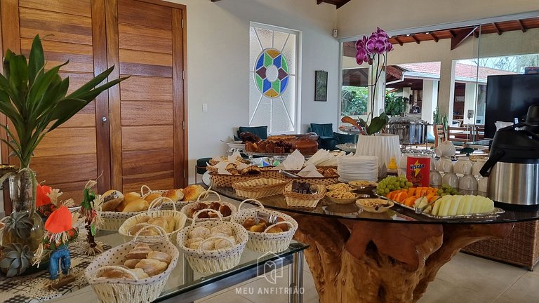 Suíte com chuveiro a gás e vista para a serra