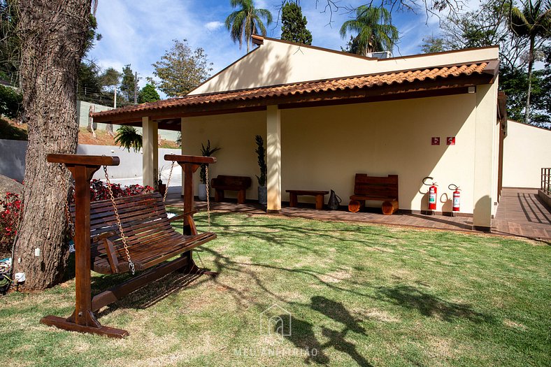 Suíte com TV e lazer em pousada na Cantareira