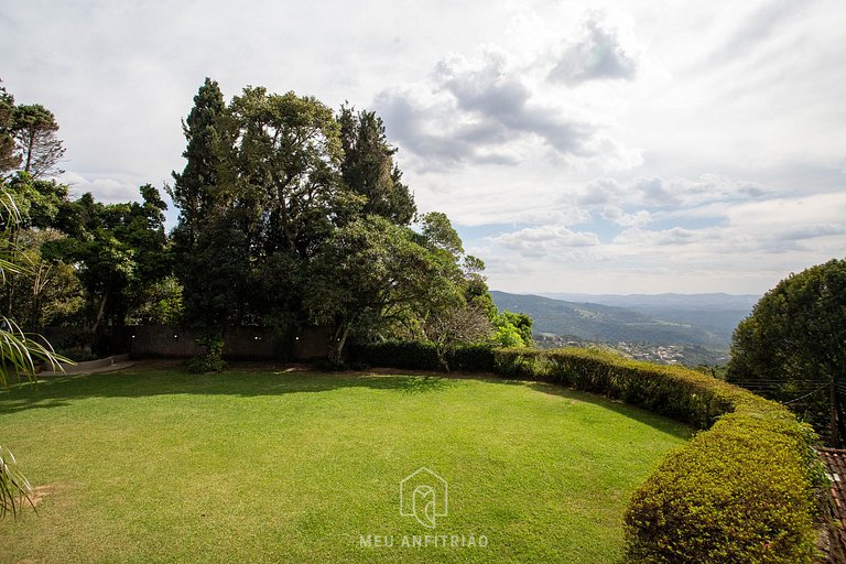 Suíte com varanda e vista na Serra da Cantareira