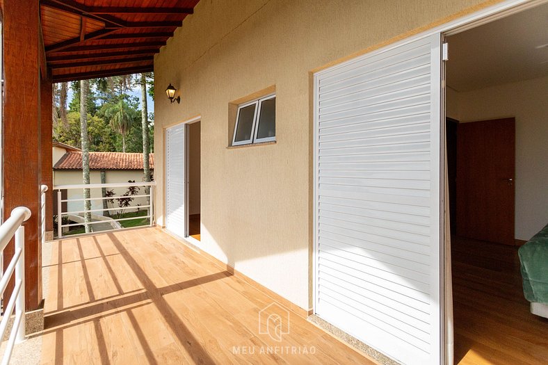 Suíte com ventilador e vista para a serra