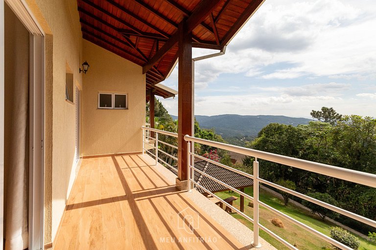 Suíte com ventilador e vista para a serra