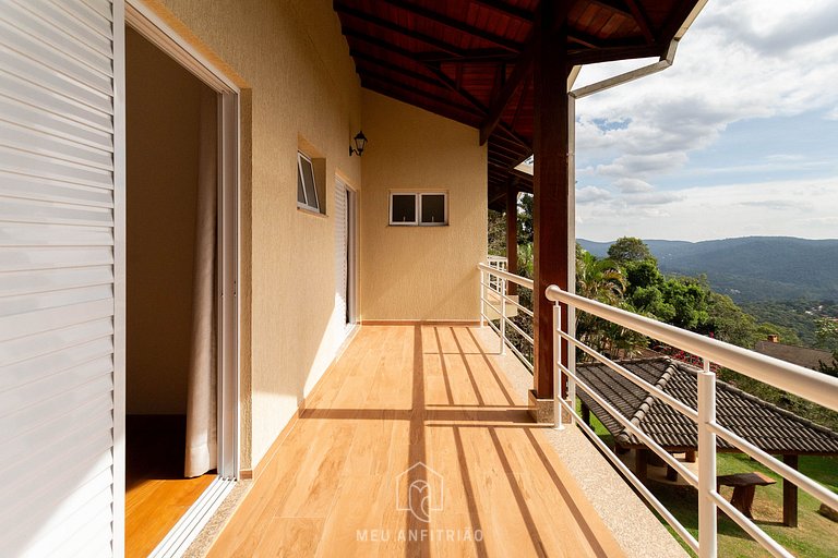 Suíte com ventilador e vista para a serra