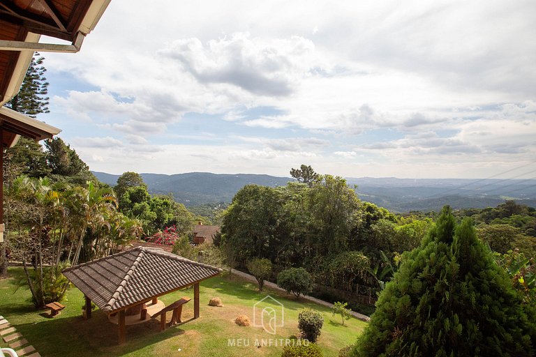 Suíte com ventilador e vista para a serra