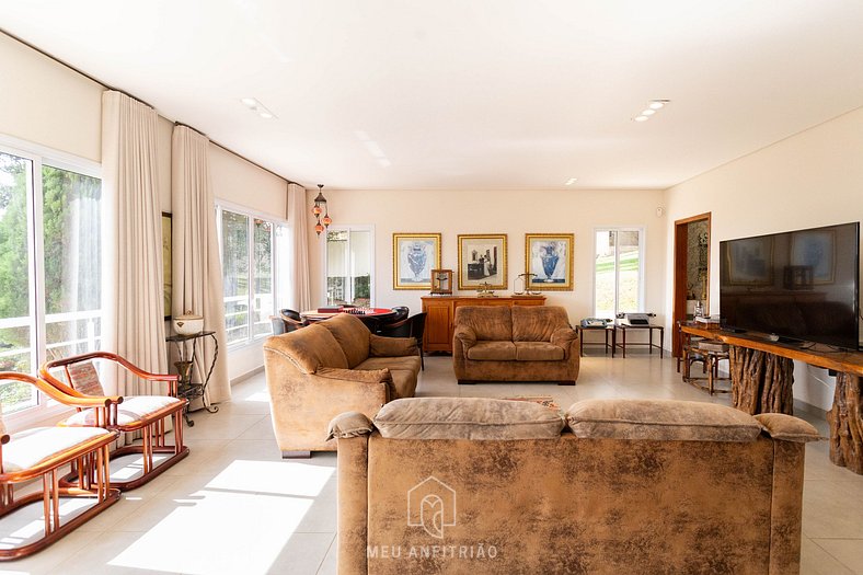 Suite with fan and mountain view