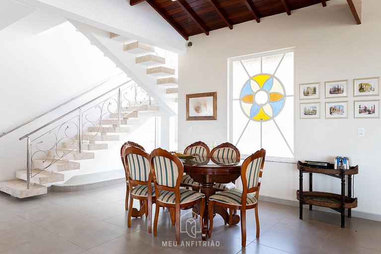 Suite with fan and mountain view