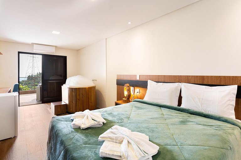 Suite with jacuzzi, minibar and view of Cantareira