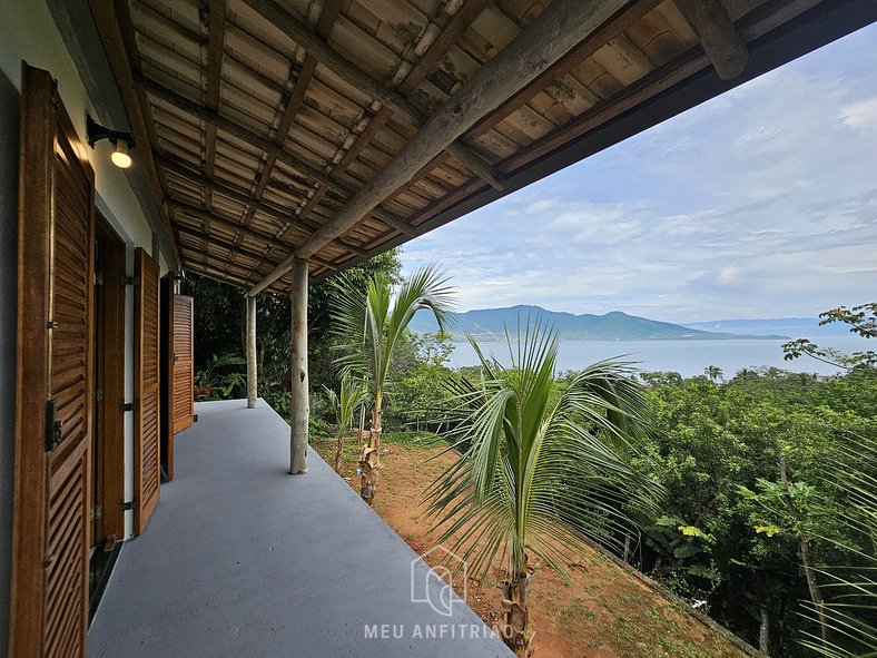 Suite with sea view near the village