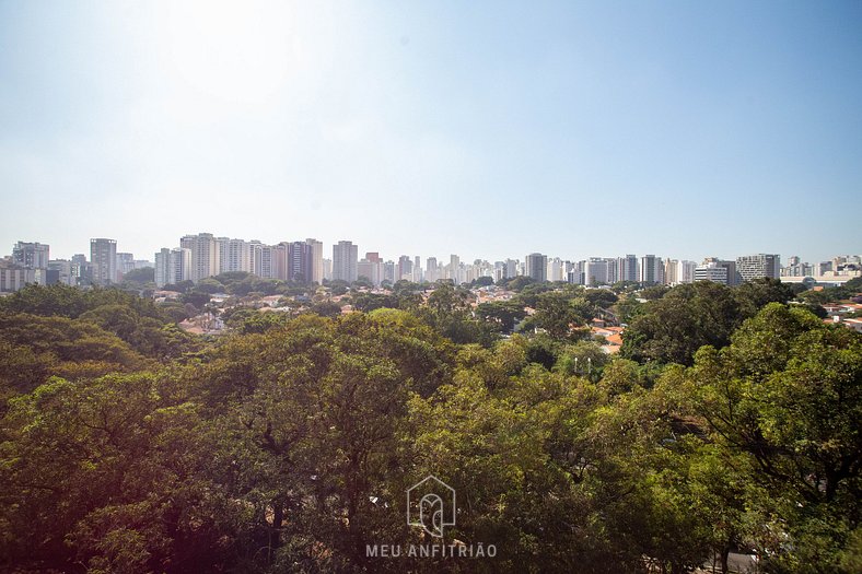 TV, ar-condicionado e cafeteira perto do metrô