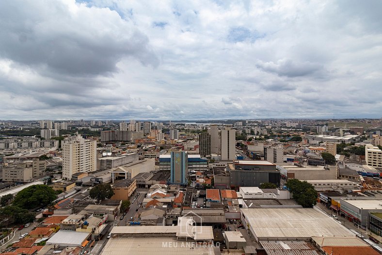 Varanda, TV e cafeteira Nespresso perto do metrô